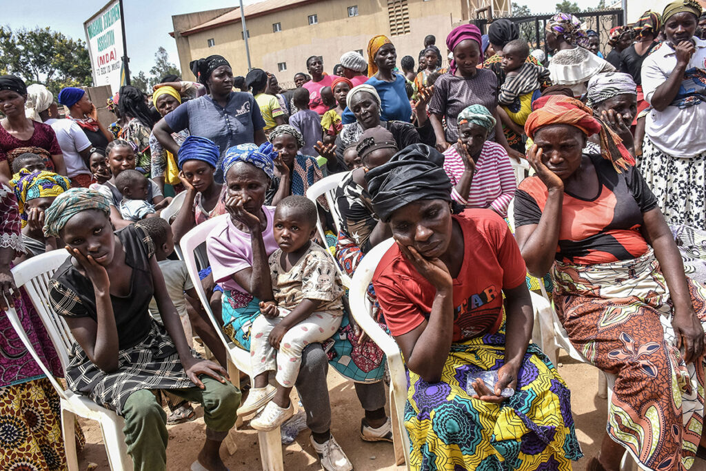 Por que as viúvas nigerianas estão se reunindo em um galinheiro abandonado