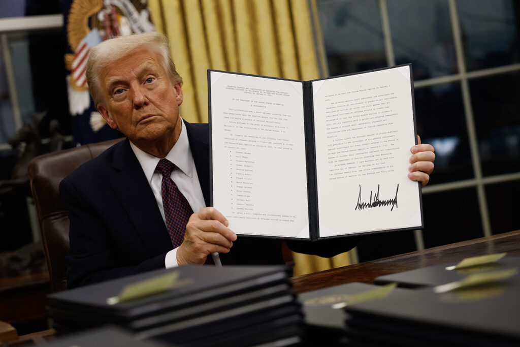 Revisão da semana de Trump: Pentágono reverte designação mórmon; Lei da América Segura assinada