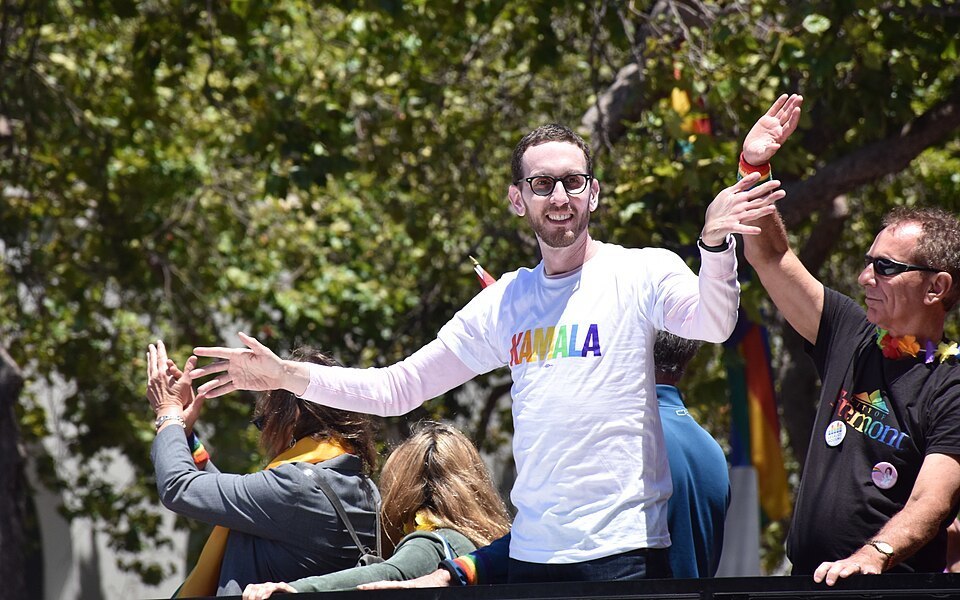 Scott Wiener diz que os jogadores da MLB 'desfiguraram' seus bonés do orgulho LGBT 'com uma passagem bíblica'