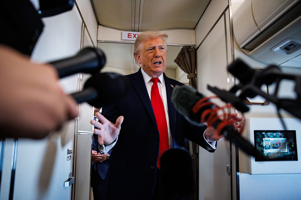 Semana de Trump em análise: Câmara limita poderes de guerra ao Irão; Memorando de remoção de nome do Kennedy Center