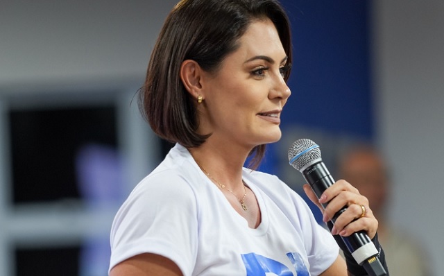 Aliados de Michelle Bolsonaro tentam convencê-la a disputar o Senado