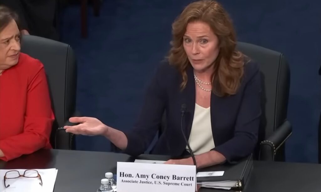 Amy Coney Barrett ganha colete à prova de balas após vazamento de Dobbs