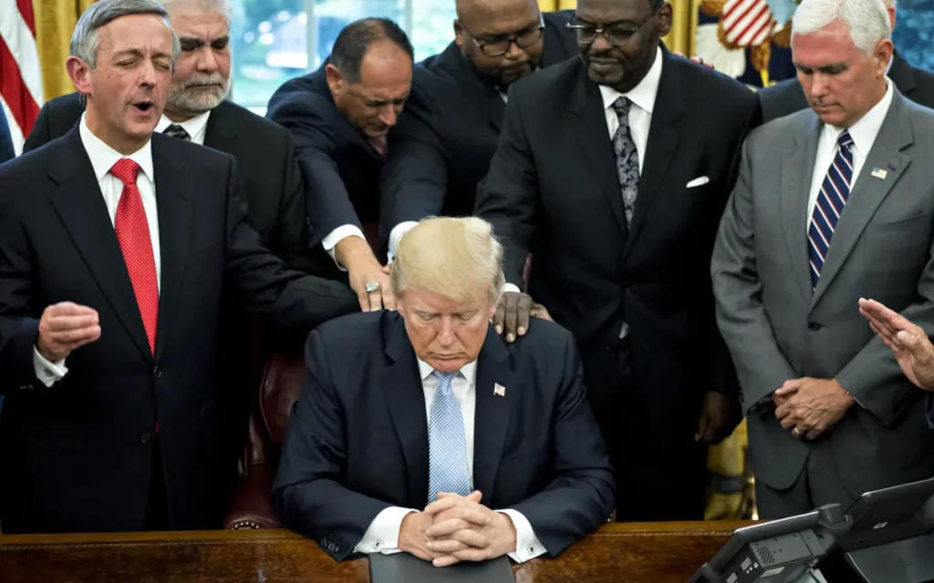 Apoio a Trump afasta jovens das igrejas, diz pesquisa