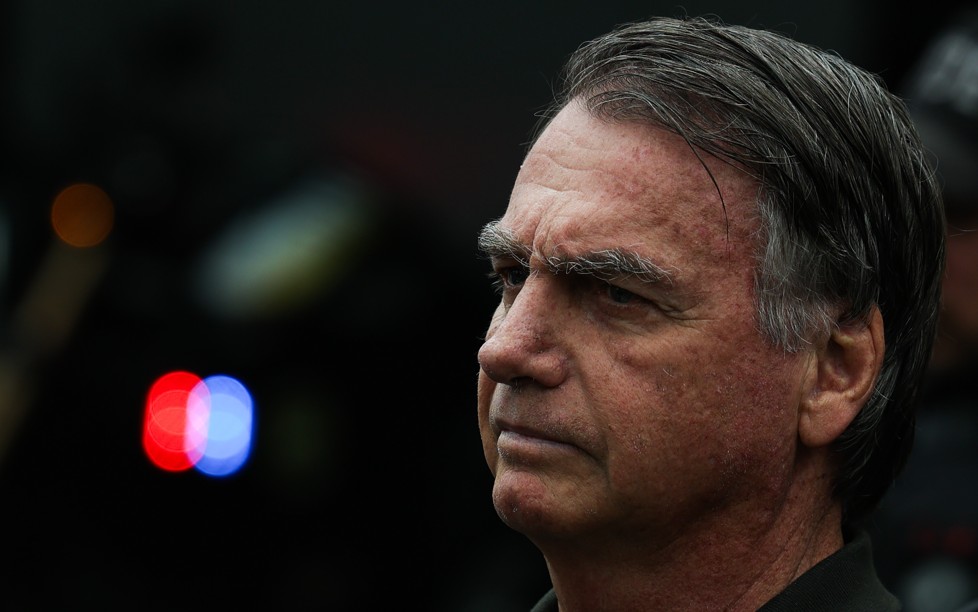 Bolsonaro afirma que delegado autorizou posse de arma em casa