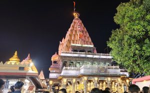 Templo Mahakaleshwar, dedicado ao deus hindu Shiva em Ujjain, Madhya Pradesh, Índia. (Ashverso, Creative Commons)