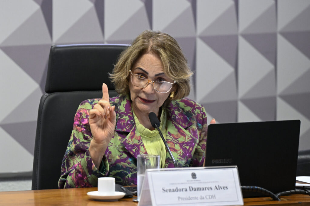 Damares Alves solicita esclarecimentos sobre declarações de Lula