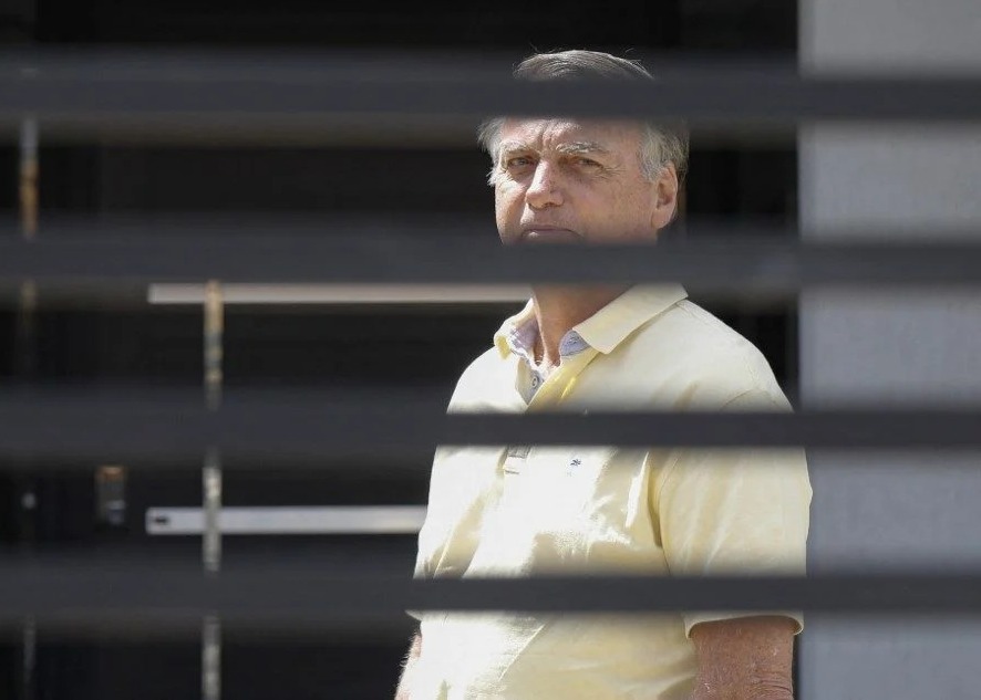 Defesa de Bolsonaro entrega armas à PF: o que isso significa?
