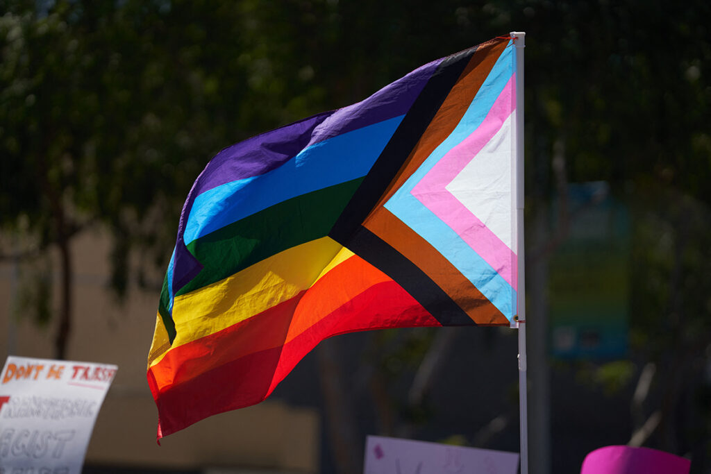Distrito escolar exclui imagem de funcionários em frente à bandeira do orgulho