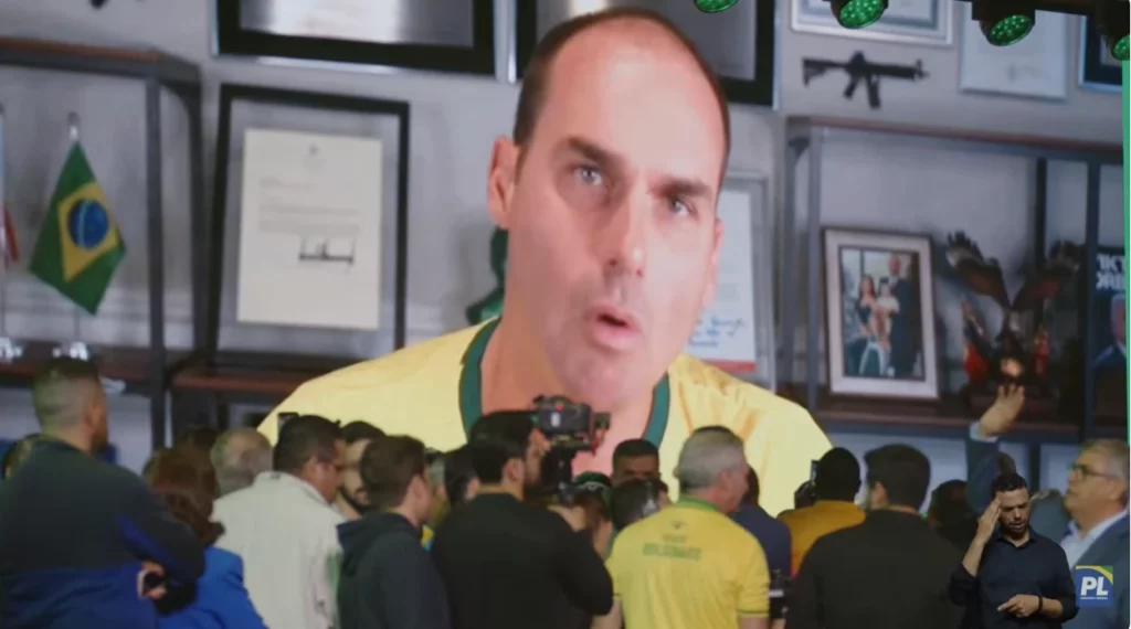 Eduardo afirma que Flávio pode libertar Jair Bolsonaro