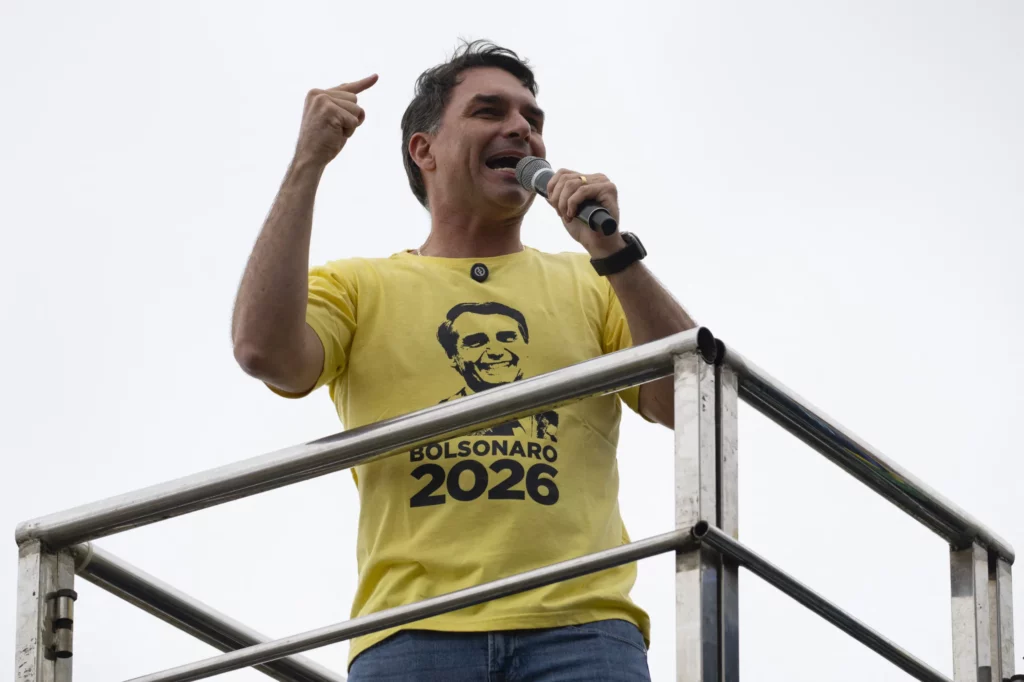 Eleições 2026: Flávio enfrenta queda entre mulheres e evangélicos