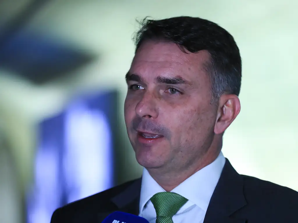 Flávio Bolsonaro cancela participação em festa junina na PB