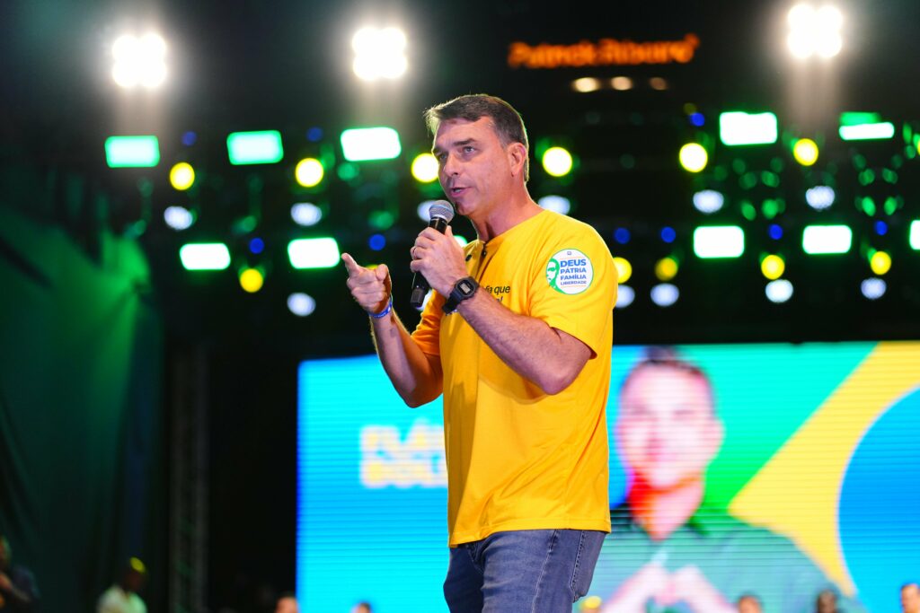 Flávio Bolsonaro critica Moraes e pede impeachment do ministro