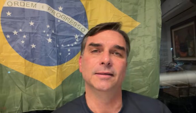 Flávio Bolsonaro critica pesquisa e elogia selo de acurácia eleitoral