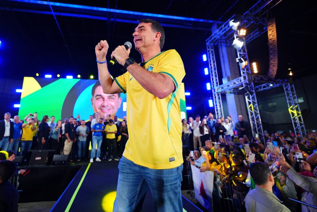 Flávio Bolsonaro pede investigação de promotora por liberdade religiosa