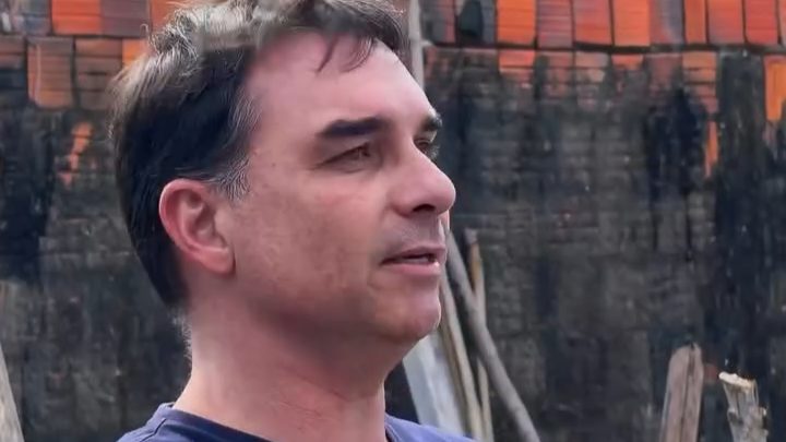Flávio Bolsonaro visita comunidade em Fortaleza afetada por facções