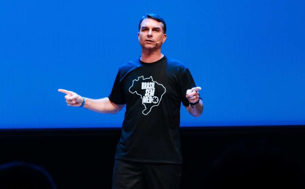 Flávio critica fala de Paulo Figueiredo sobre mulheres