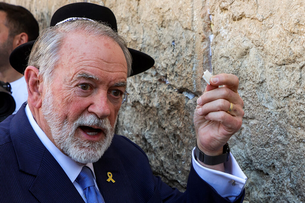 Huckabee assina acordo para instalação permanente da Embaixada em Jerusalém