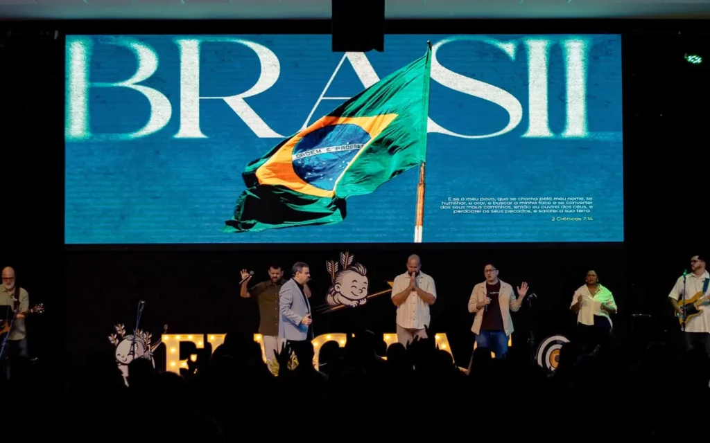 Igreja reúne mais de mil fiéis para assistir ao jogo do Brasil