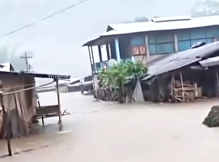 Igrejas devastadas por enchentes em cidade da Índia