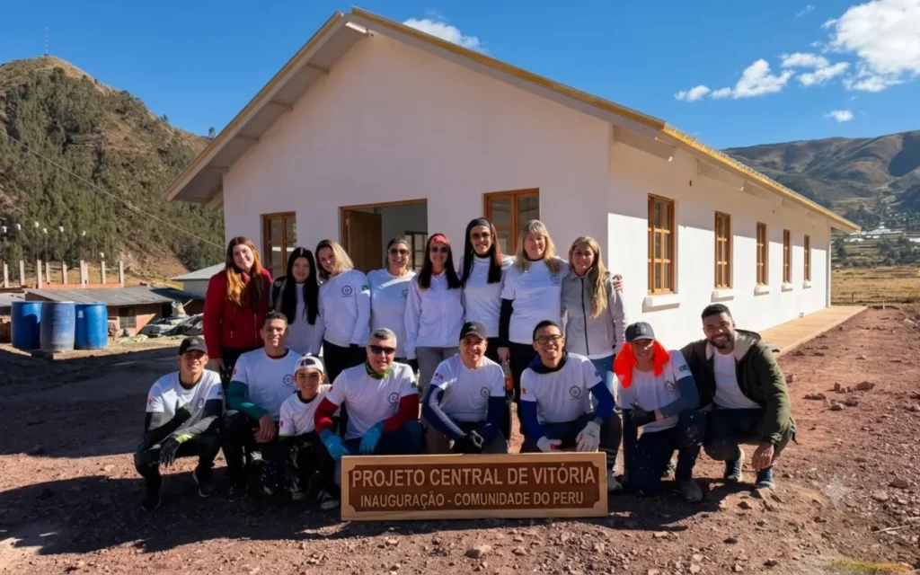 Jovens missionários constroem igreja no Peru