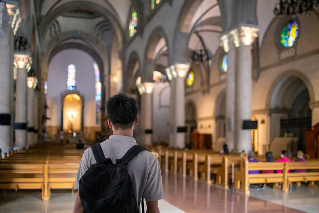 Metade da Geração Z diz que o apoio de Trump os mantém fora da igreja: estudo