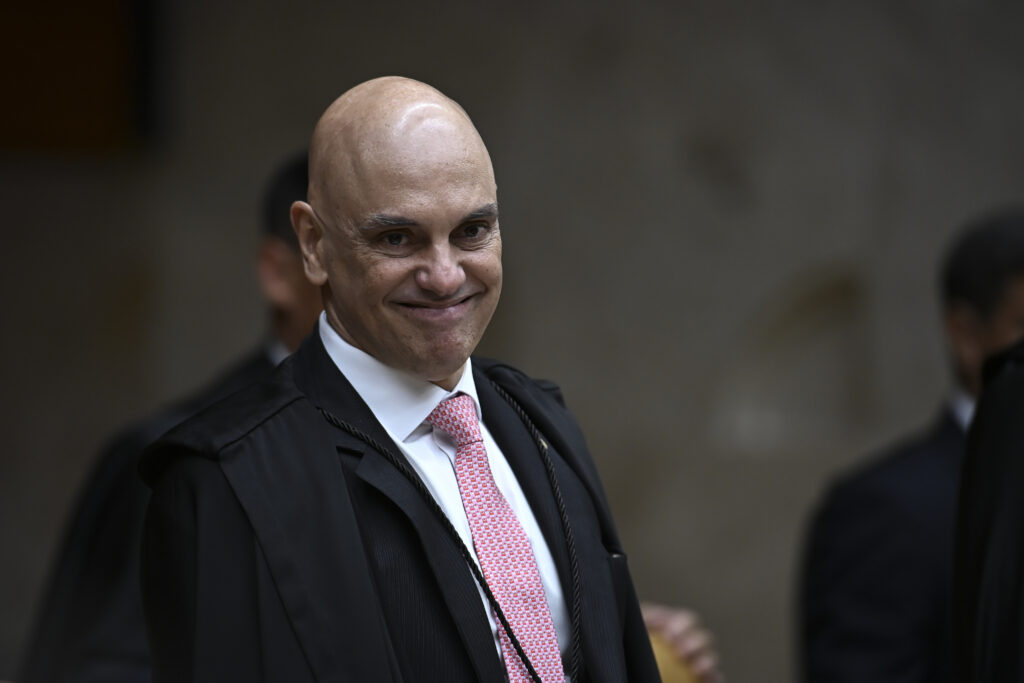 Moraes suspende visitas de Flávio a Jair Bolsonaro por 90 dias