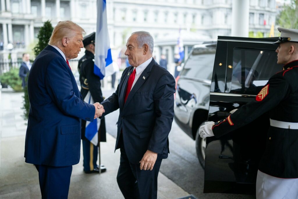 Netanyahu se encontra com Trump nos EUA: homenagens e diálogos