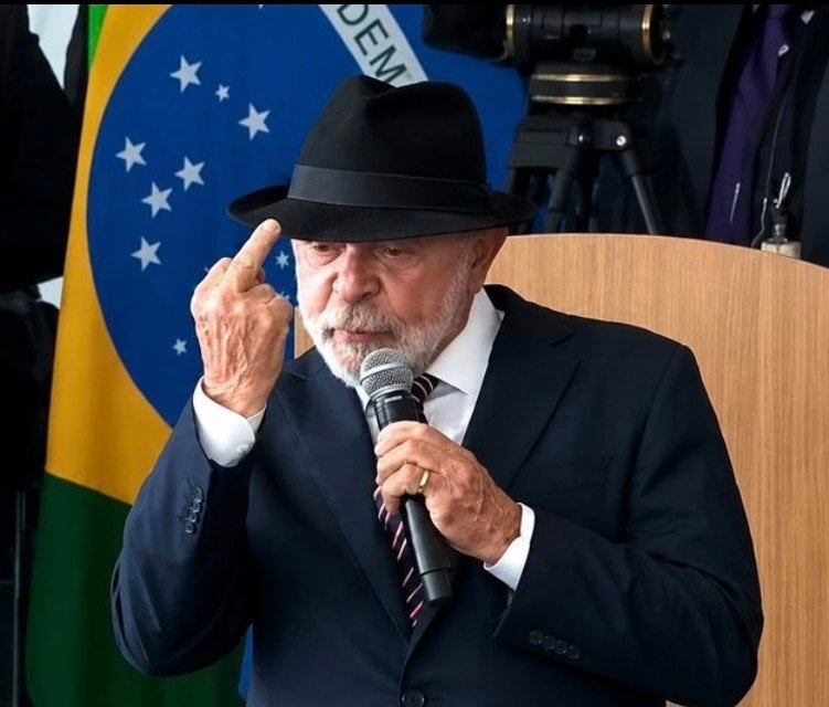 Oposição critica gesto de Lula durante evento no Planalto