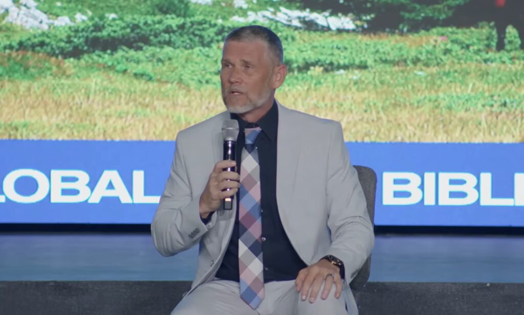 Pastor Greg Locke diz que sua casa foi invadida por agentes federais