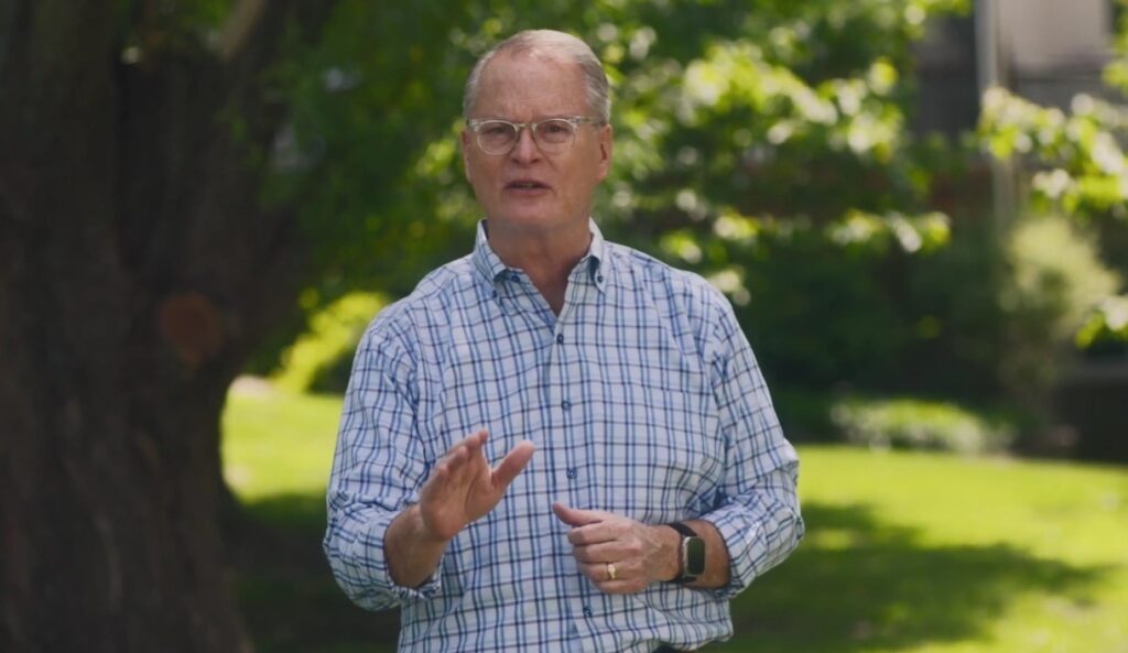 Pastor da mega-igreja Adam Hamilton lança primeiro anúncio de campanha para o Senado