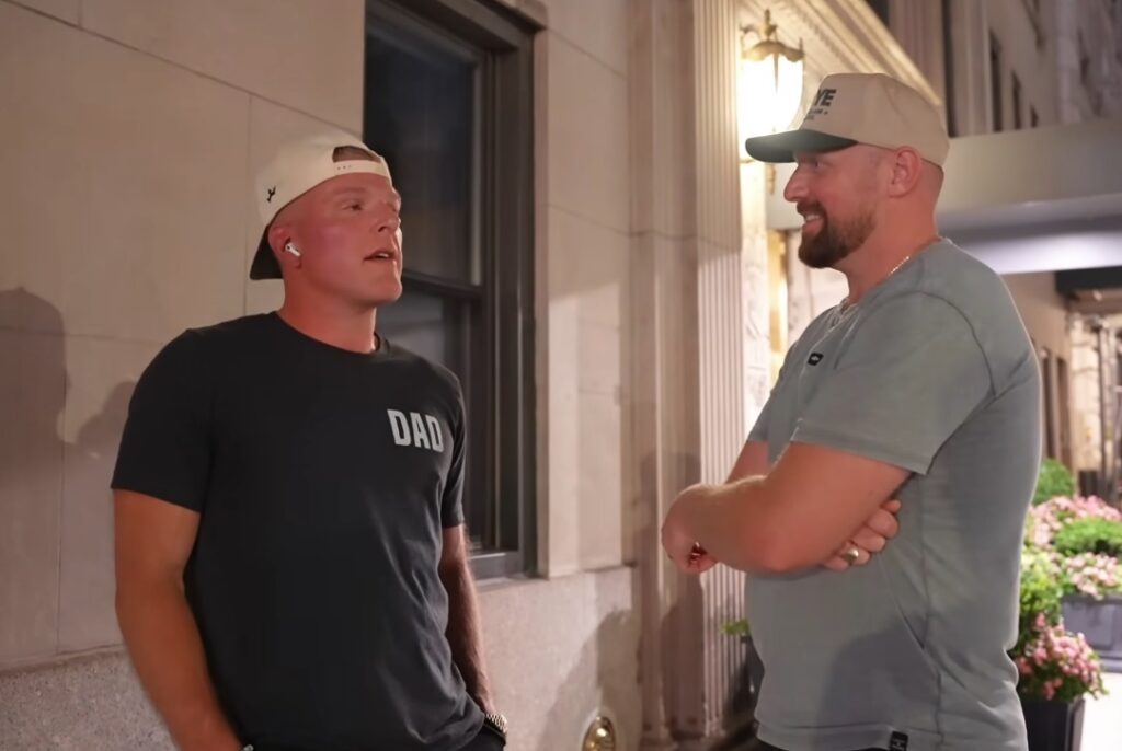 Pat McAfee fala sobre sua jornada espiritual e amor a Jesus Cristo