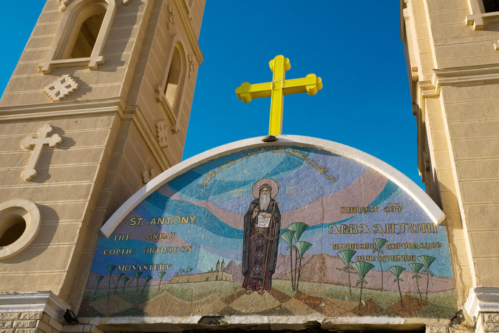 Polícia prende vítimas cristãs após ataque a igreja copta