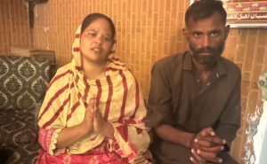 Nadeem Masih e sua esposa Nadia Nadeem imploram pela recuperação da filha Amber Nadeem. (Captura de tela do vídeo do Christian Daily International-Morning Star News)