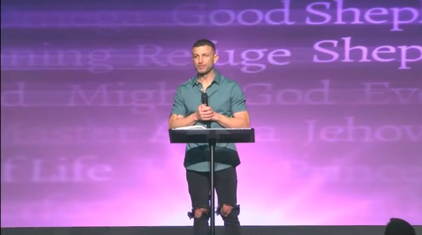 Tavner Smith arrecadação de fundos para nova igreja após falência