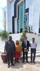 Os pais de Maria Shahbaz, Shahbaz Masih e Erum Shahbaz, com o advogado Saqib Jillani e o ativista de direitos Safdar Chaudhry (R) no prédio do Tribunal Constitucional Federal. (Christian Daily International-Morning Star News)