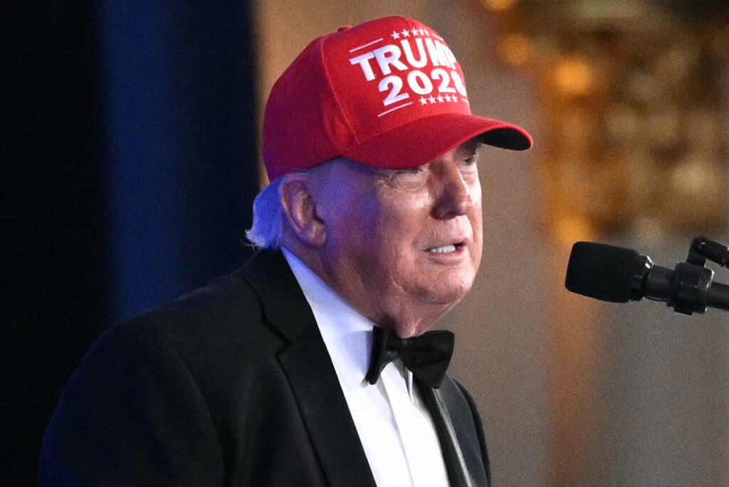 Trump critica imprensa e inimigos políticos em jantar remarcado da WHCA