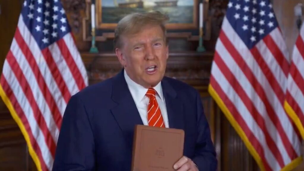 Trump ganha mais de US$ 200 mil com a Bíblia 'Deus abençoe os EUA' em 2025